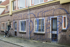 909489 Afbeelding van het aanbrengen van de graffiti Ondiep op de voor sloop bestemde huizen aan de Aardbeistraat te Utrecht.